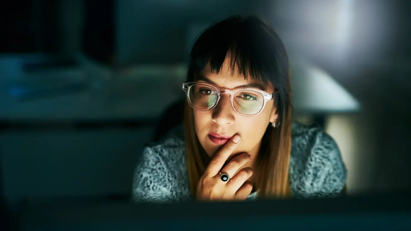 kobieta w okularach przed komputerem